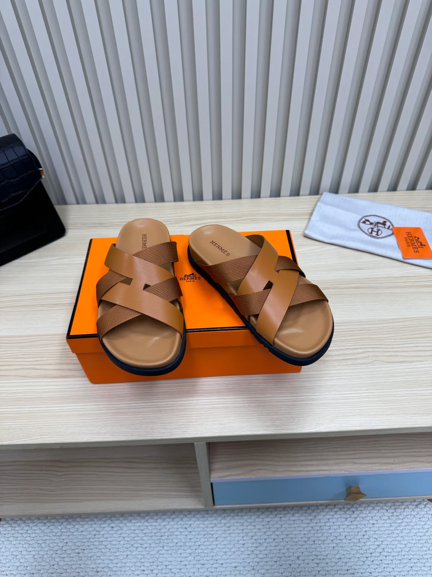 👟👟Ex-factory price 502👟👟 (Top version) Hermes 🐎The extremely popular couple's second uncle slippers/the latest snake print sandals and slippers, paired with various colorful socks, so trendy!  ———————— Upper: imported cowhide/sheep leather/cloth/palmprint leather lining: imported cowhide/sheepskin outsole: Tpu non-slip and wear-resistant outsole Female size: 35-42 (40.41.42 non-returnable and non-exchangeable) Male code: 39-45 (45 non-returnable and non-exchangeable)